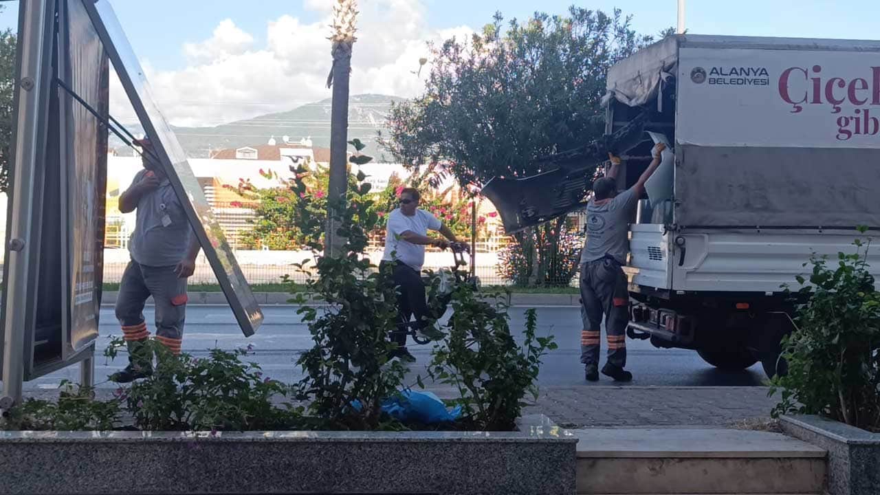 Foto - Alanya'da dehşet anları! Kontrolden çıkan otomobil yayaya ve otobüs durağındakilere çarptı: 1'i ağır 3 yaralı!
