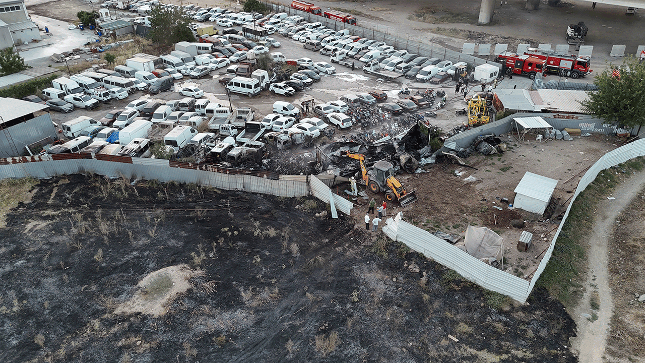 Foto - Alevler bir anda her yeri sardı! İzmir'de otopark yangınında onlarca araç kül oldu!