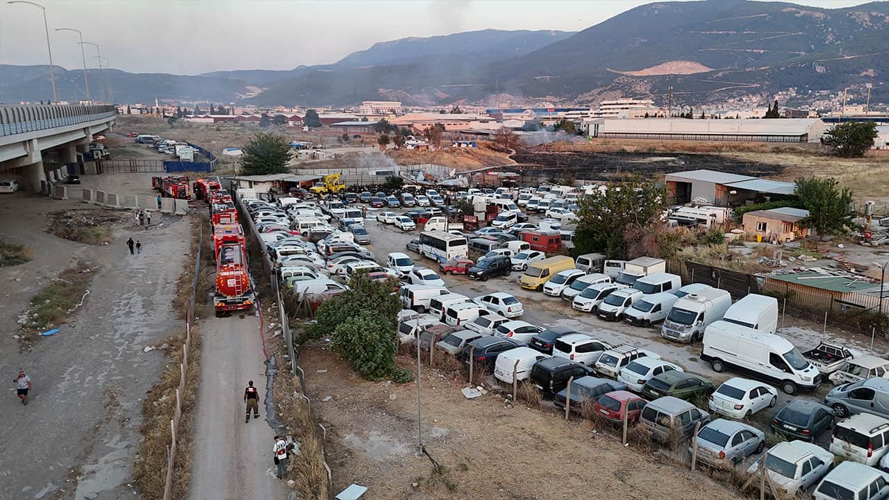 Foto - Alevler bir anda her yeri sardı! İzmir'de otopark yangınında onlarca araç kül oldu!