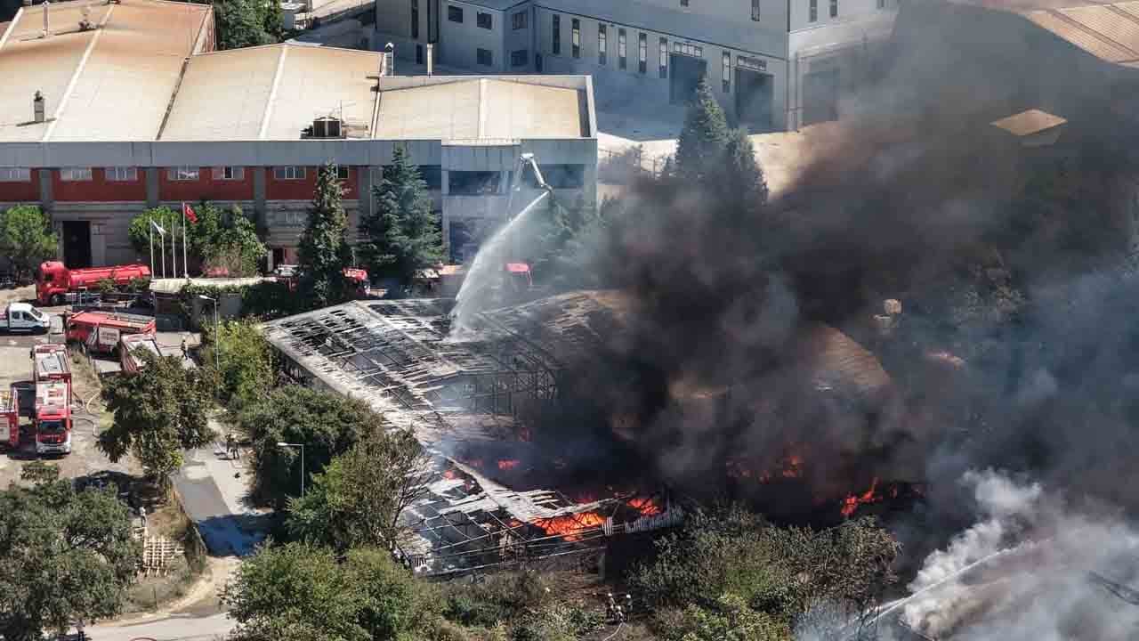 Alevler tesisleri sardı: Tuzla'da Lojistik depo yangını!
