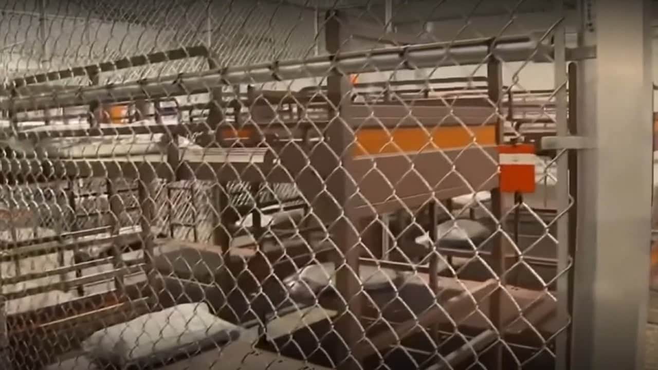 Foto - Alın size demokrasinin beşiği! Tutsaklara metal kafeshane