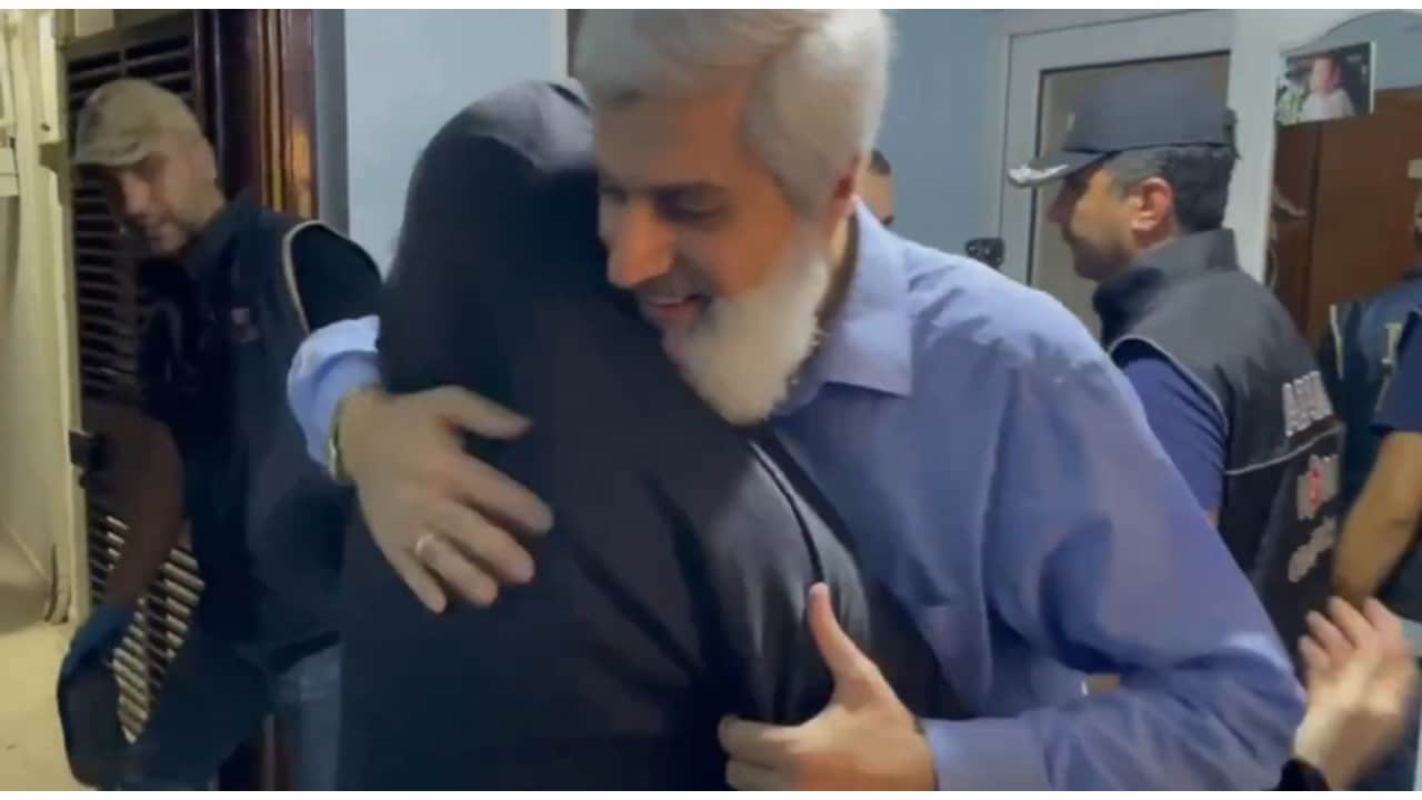 Foto - Alparslan Kuytul ve eşinin gözaltına alındığı anlar ortaya çıktı! İtiraz ettiği kelime "Sen buna mı takıldın yahu" dedirtti