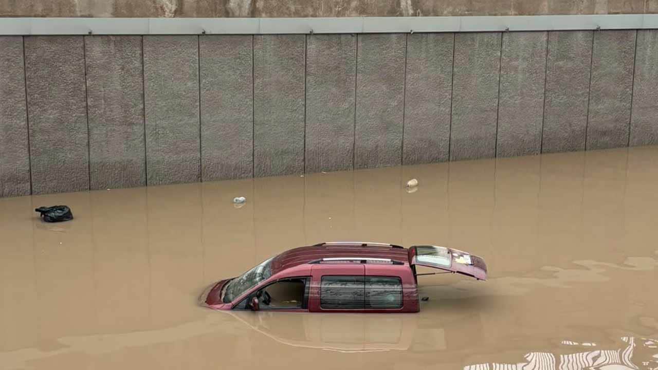Foto - Alt geçit denize döndü! Ankara’da arabalar kulaç atıyor