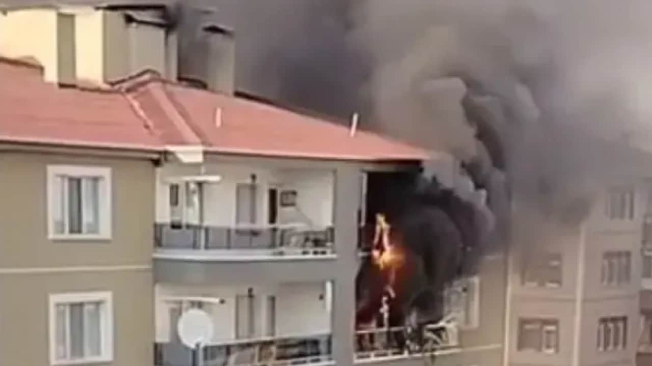 Foto - Altı katlı binada yangın! 18 kişi dumandan etkilendi