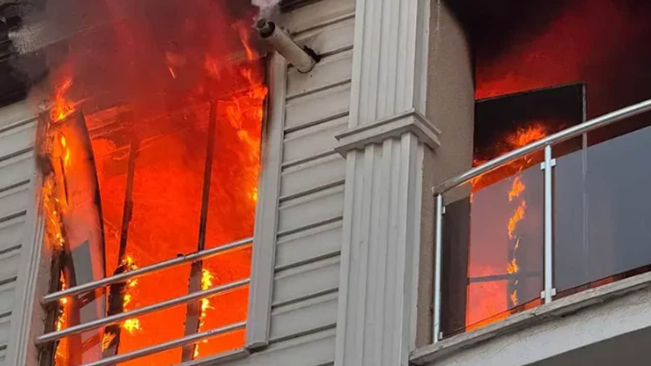 Foto - Altı katlı binada yangın! 18 kişi dumandan etkilendi