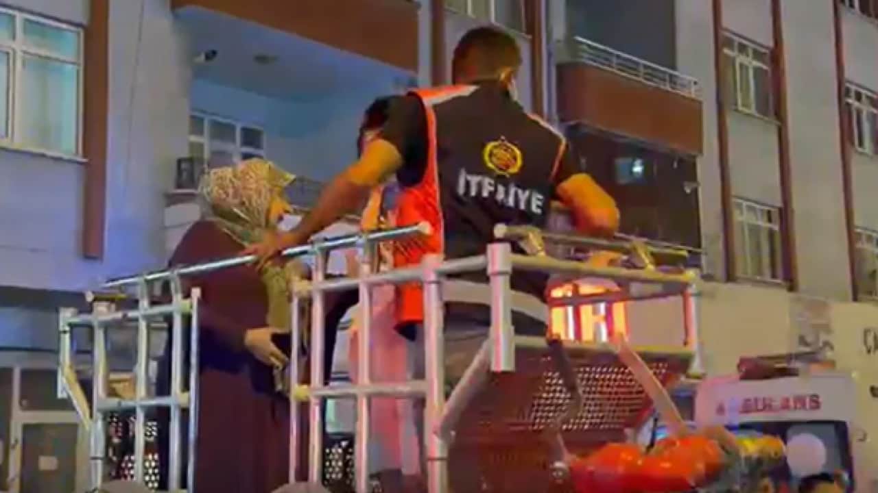 Foto - Altı katlı binada yangın! 18 kişi dumandan etkilendi
