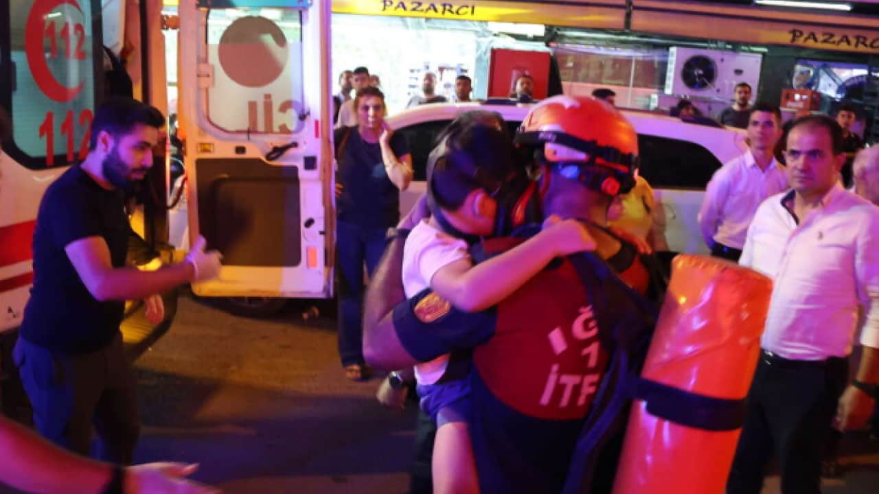 Foto - Altı katlı binada yangın! 18 kişi dumandan etkilendi