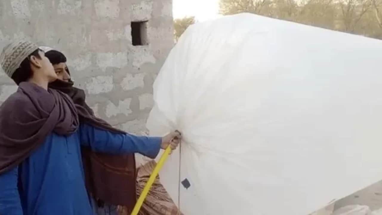 Foto - Altyapı yok tehlike büyük! Görenleri şaşkına çeviren yöntem: Poşete doldurup kullanıyorlar