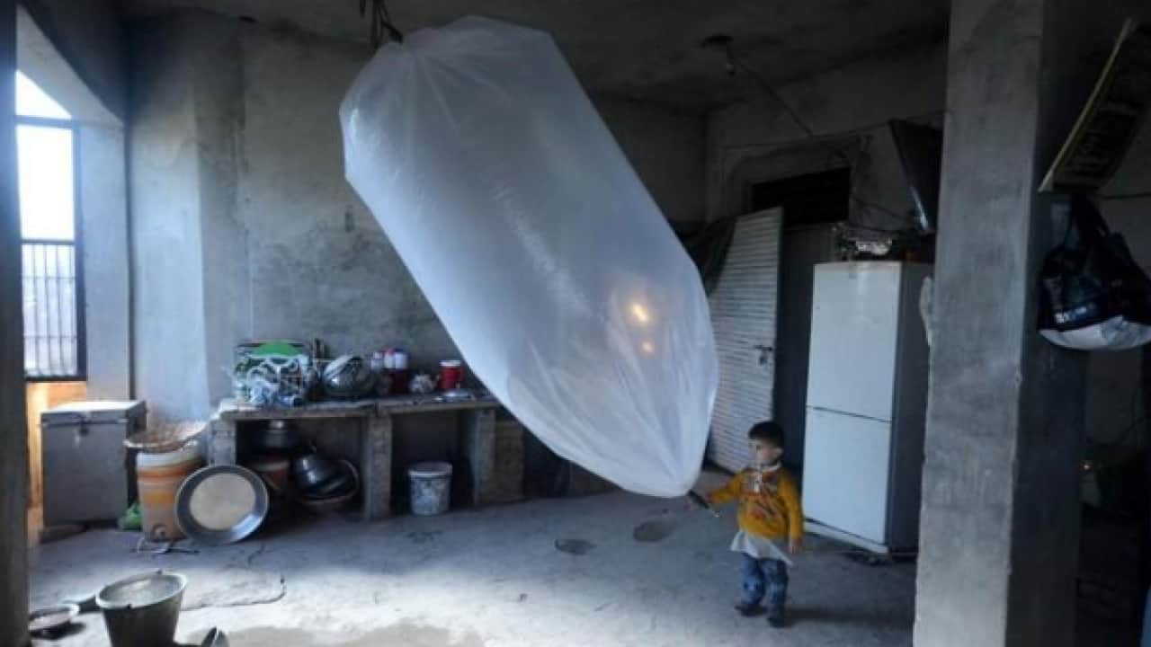 Foto - Altyapı yok tehlike büyük! Görenleri şaşkına çeviren yöntem: Poşete doldurup kullanıyorlar