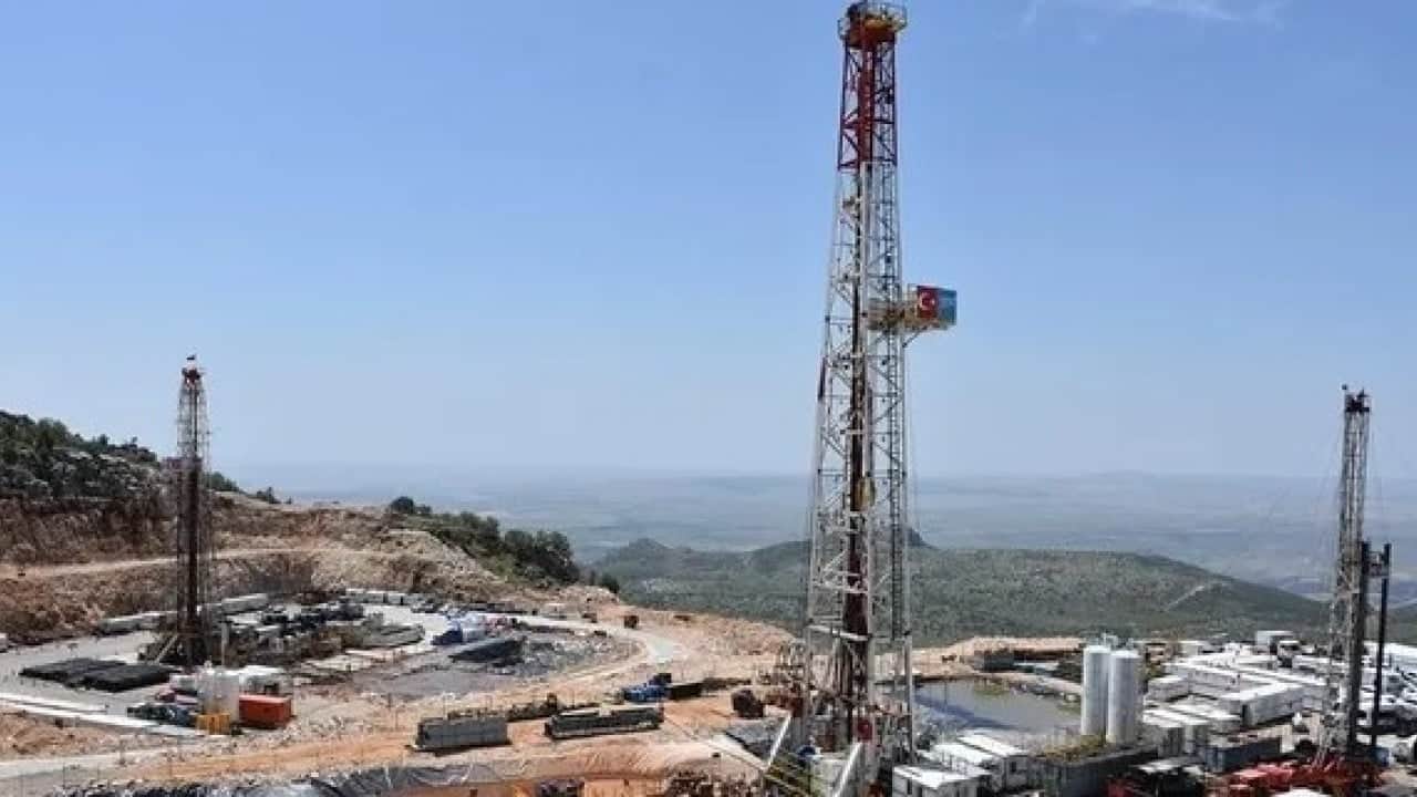 Foto - Amerikalılar 'Türkiye'de o ilin altı petrol kaynıyor' demişti! 3 kuyudan doğalgaz fışkırmaya başladı