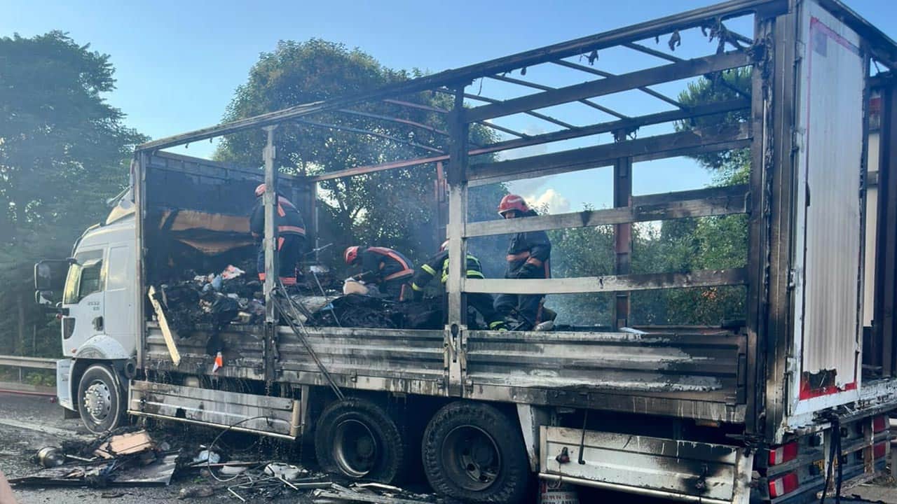 Foto - Anadolu Otoyolu'nda korku dolu anlar! Seyir halindeki kargo kamyonu alev alev yandı!
