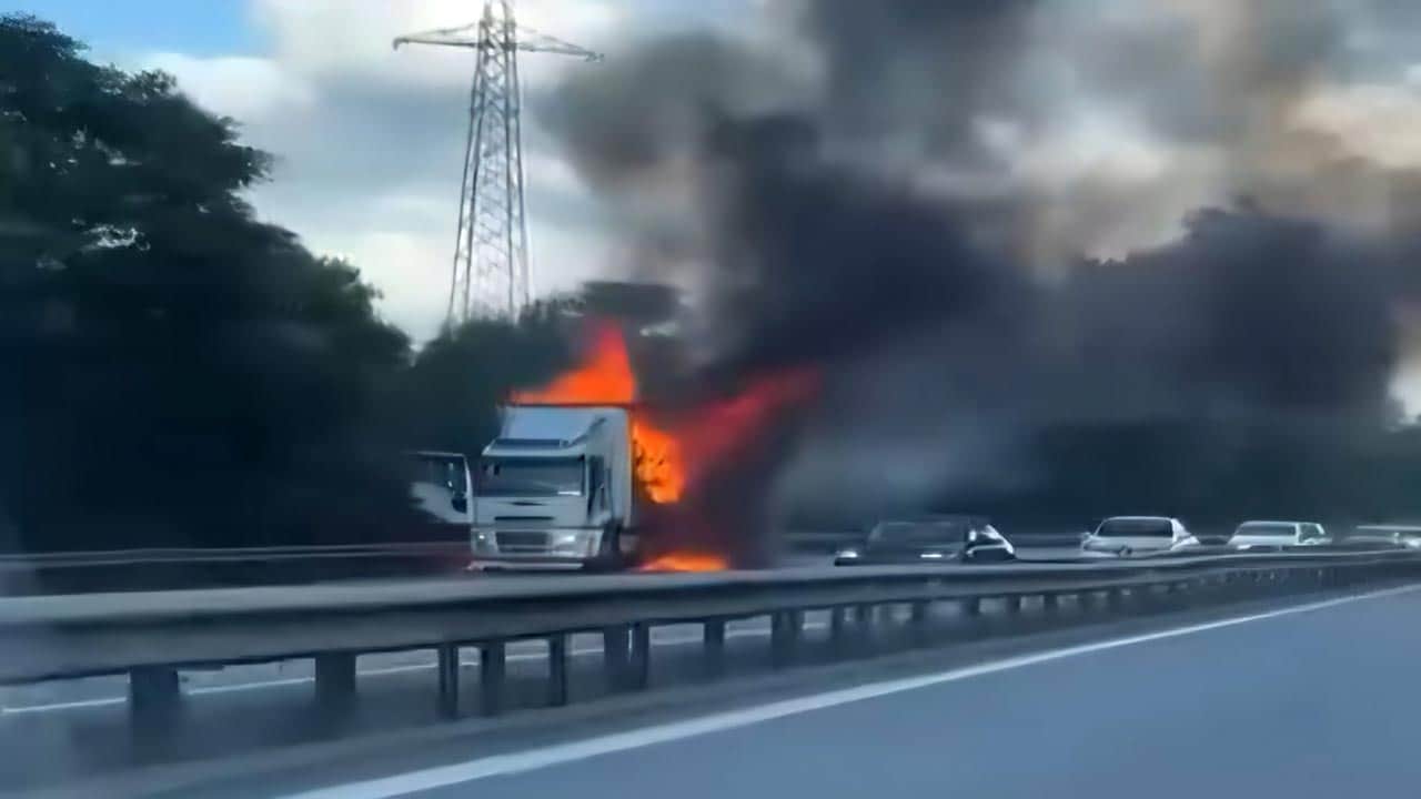 Foto - Anadolu Otoyolu'nda korku dolu anlar! Seyir halindeki kargo kamyonu alev alev yandı!