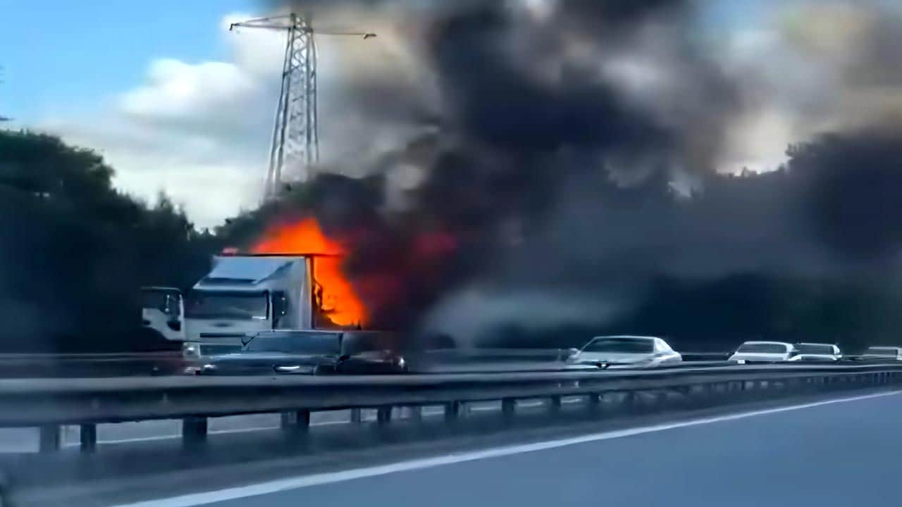 Foto - Anadolu Otoyolu'nda korku dolu anlar! Seyir halindeki kargo kamyonu alev alev yandı!