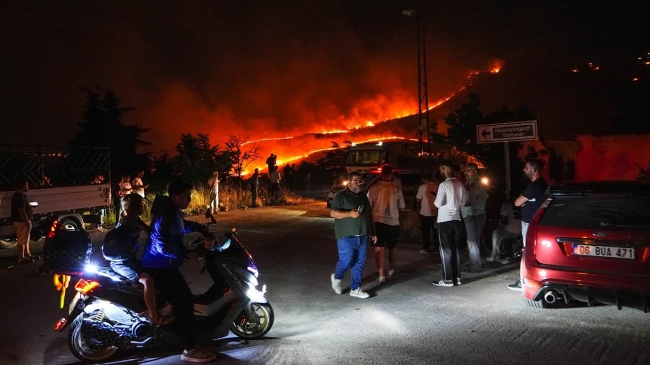 Foto - Ankara'da korkutan yangın! Bir kişi gözaltına alındı