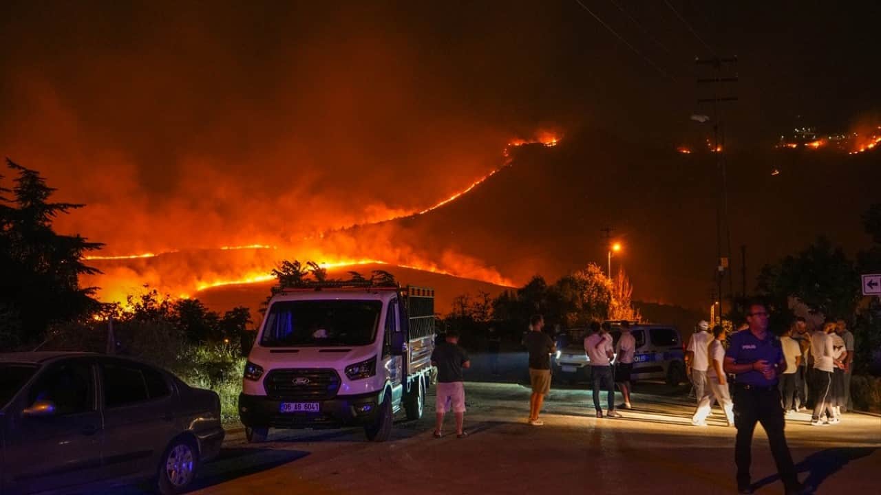 Foto - Ankara'da korkutan yangın! Bir kişi gözaltına alındı
