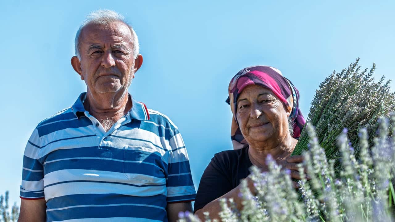 Foto - Anlatırken gözyaşlarını tutamadı! Binlerce kişinin ziyaret ettiği bahçede hüzünlü son