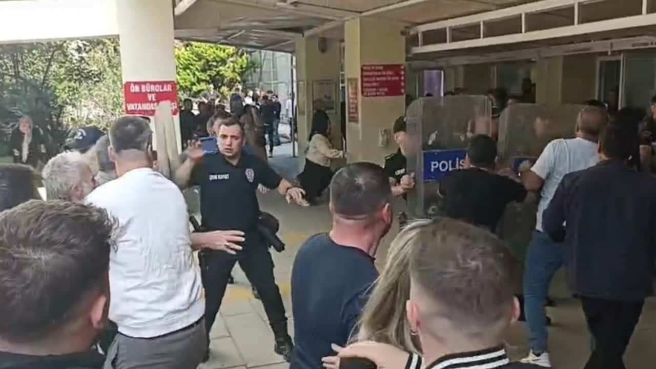 Foto - Anne bayıldı, aileler adliye önünde kavga etti! Cinayetin karar duruşmasında neredeyse cinayet çıkacaktı