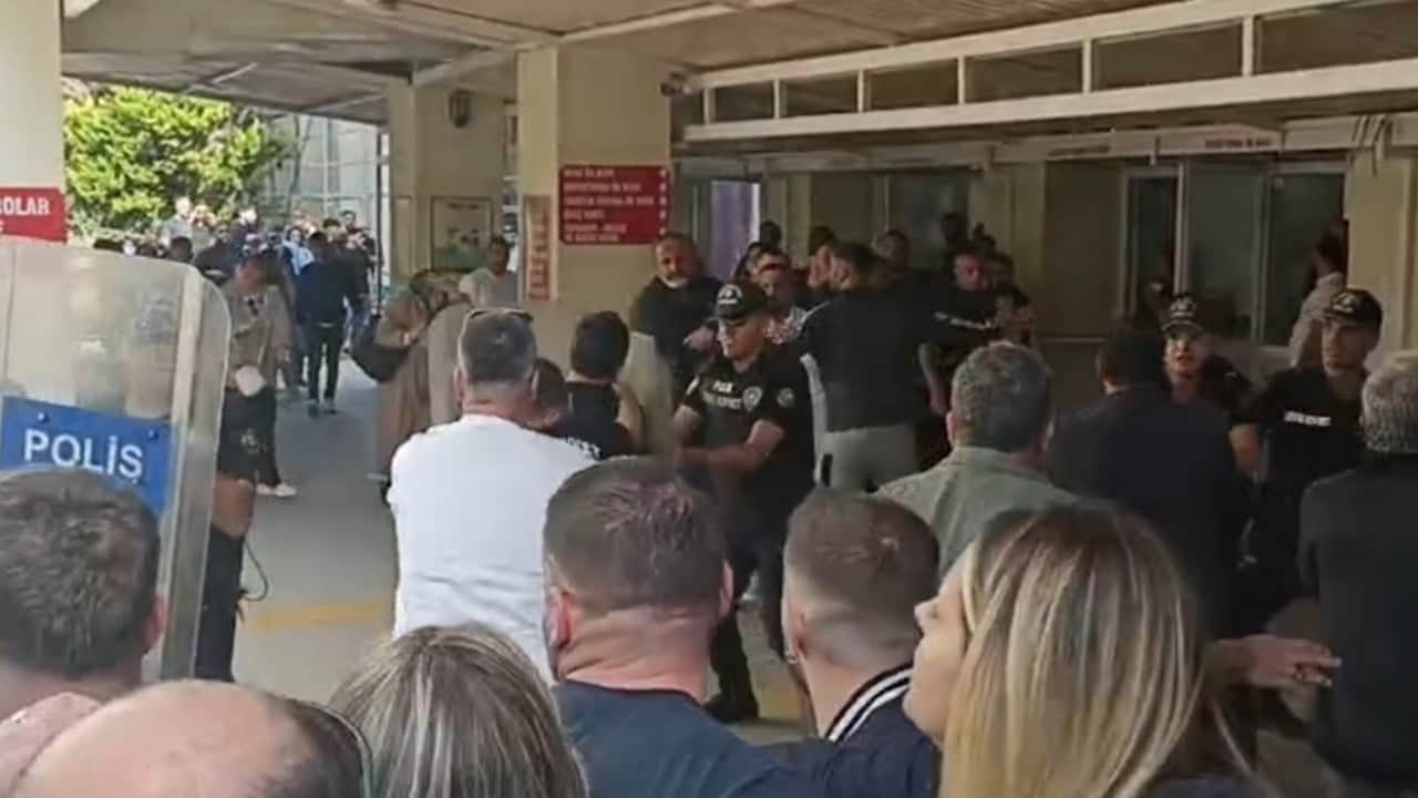 Foto - Anne bayıldı, aileler adliye önünde kavga etti! Cinayetin karar duruşmasında neredeyse cinayet çıkacaktı