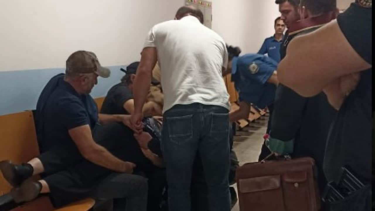 Foto - Anne bayıldı, aileler adliye önünde kavga etti! Cinayetin karar duruşmasında neredeyse cinayet çıkacaktı