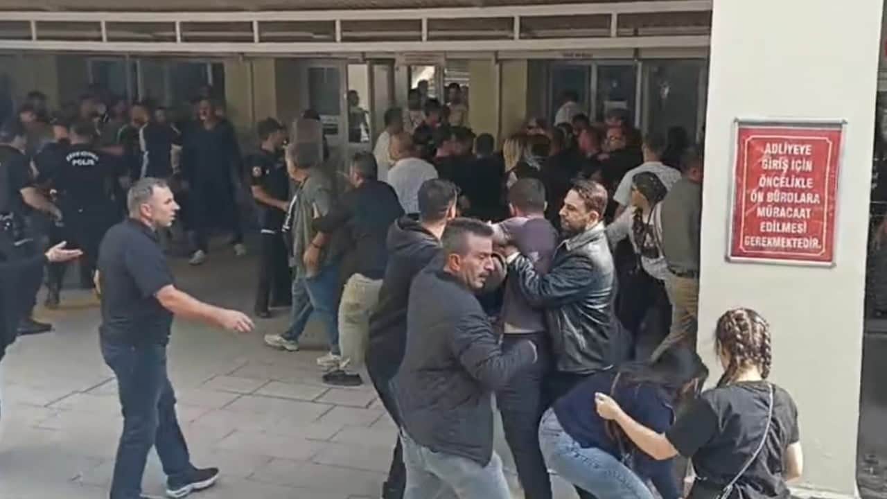 Anne bayıldı, aileler adliye önünde kavga etti! Cinayetin karar duruşmasında neredeyse cinayet çıkacaktı