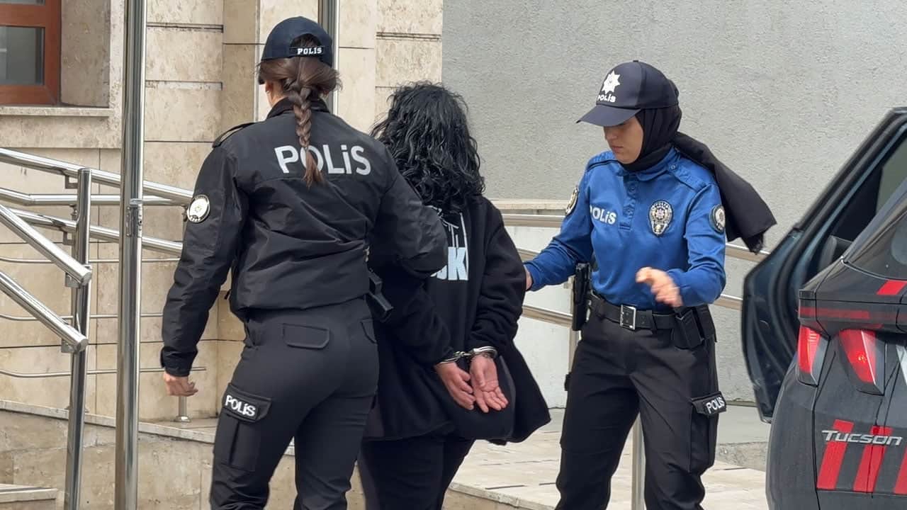 Foto - Annesiyle tartıştı, İETT durağını parçaladı