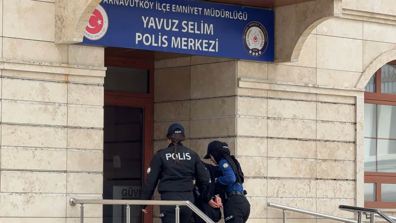 Foto - Annesiyle tartıştı, İETT durağını parçaladı