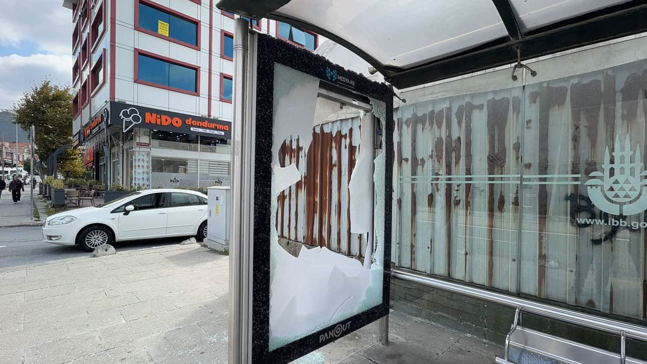 Foto - Annesiyle tartıştı, İETT durağını parçaladı