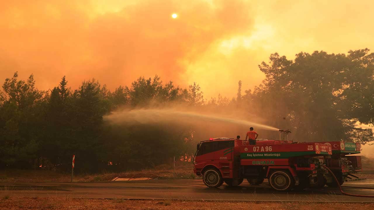 Foto - Antalya’da alevler kontrolden çıktı! Rüzgar yön değiştirdi, dev yangın ana yola dayandı!