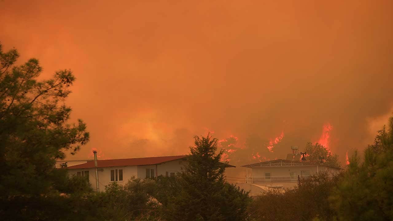 Foto - Antalya’da alevler kontrolden çıktı! Rüzgar yön değiştirdi, dev yangın ana yola dayandı!