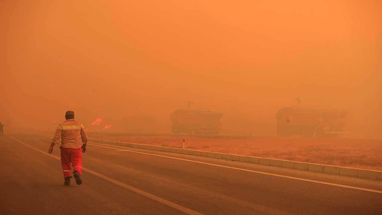 Foto - Antalya’da alevler kontrolden çıktı! Rüzgar yön değiştirdi, dev yangın ana yola dayandı!