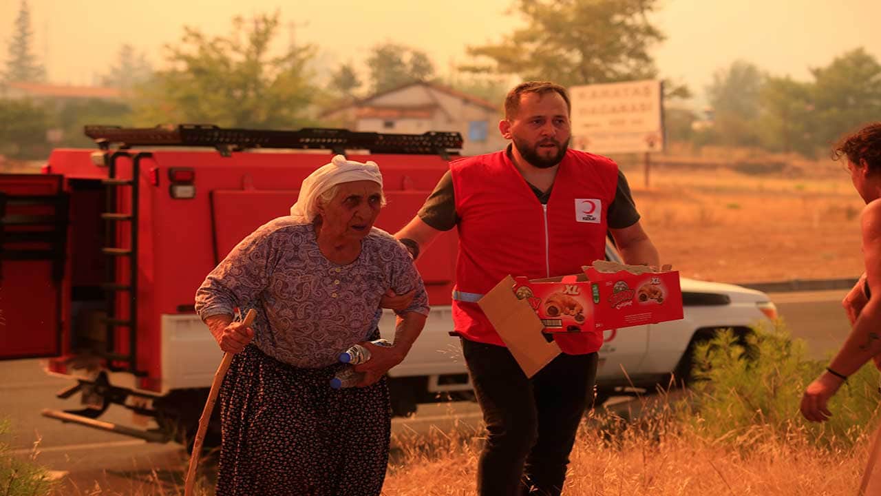 Foto - Antalya’da alevler kontrolden çıktı! Rüzgar yön değiştirdi, dev yangın ana yola dayandı!