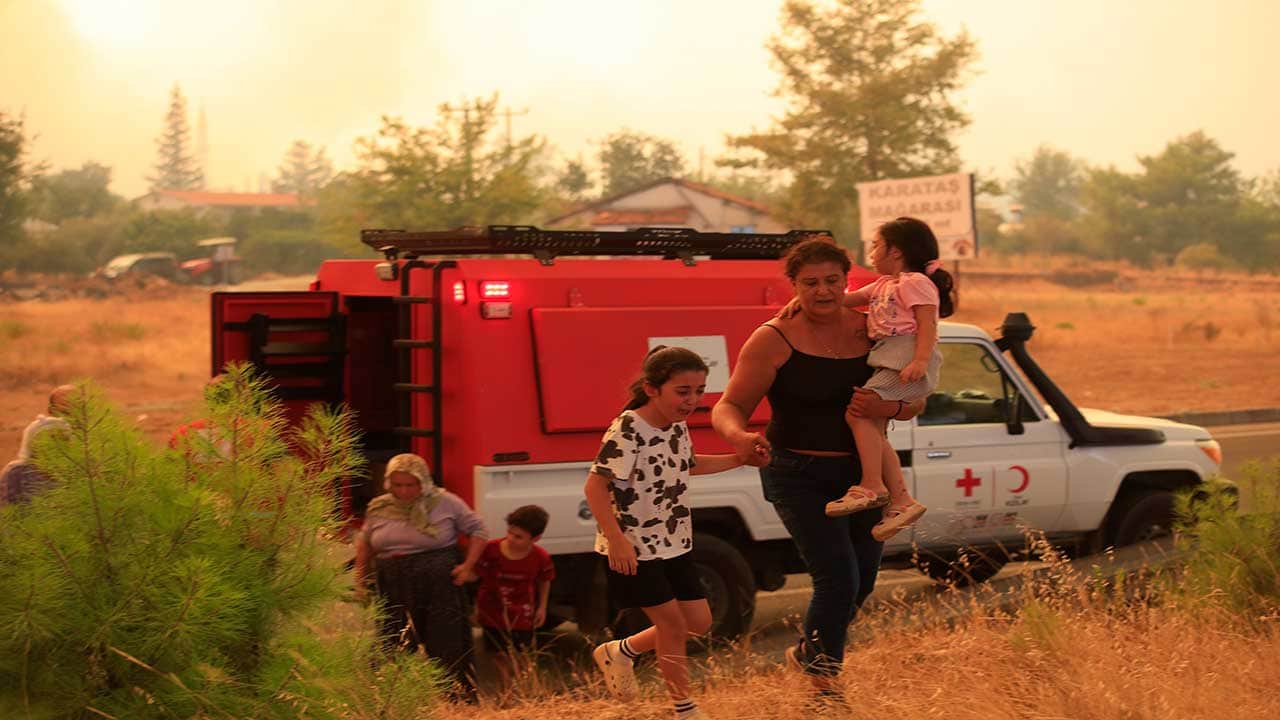 Foto - Antalya’da alevler kontrolden çıktı! Rüzgar yön değiştirdi, dev yangın ana yola dayandı!