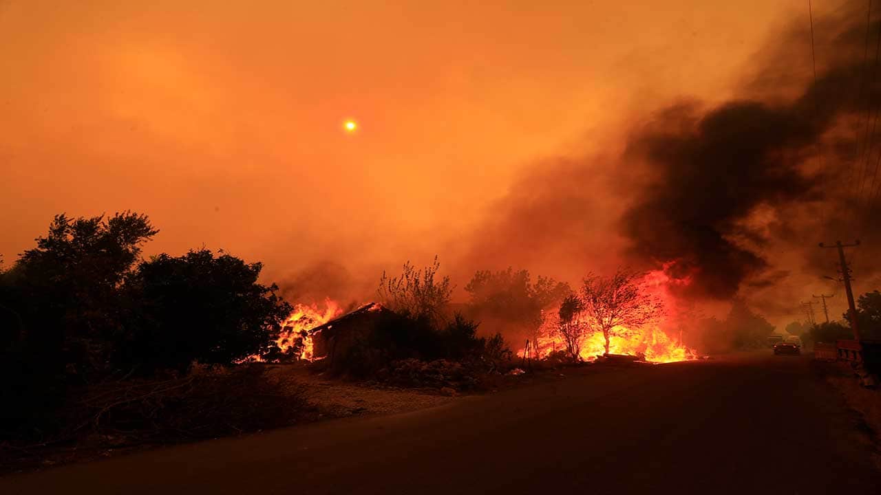 Foto - Antalya’da alevler kontrolden çıktı! Rüzgar yön değiştirdi, dev yangın ana yola dayandı!