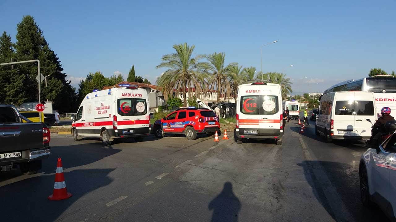 Foto - Antalya'da dehşet anları! Tur minibüsü, otomobil ve kamyonetin karıştığı zincirleme kazada 15 kişi yaralandı!