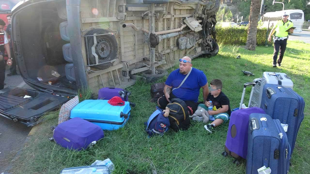 Foto - Antalya'da dehşet anları! Tur minibüsü, otomobil ve kamyonetin karıştığı zincirleme kazada 15 kişi yaralandı!