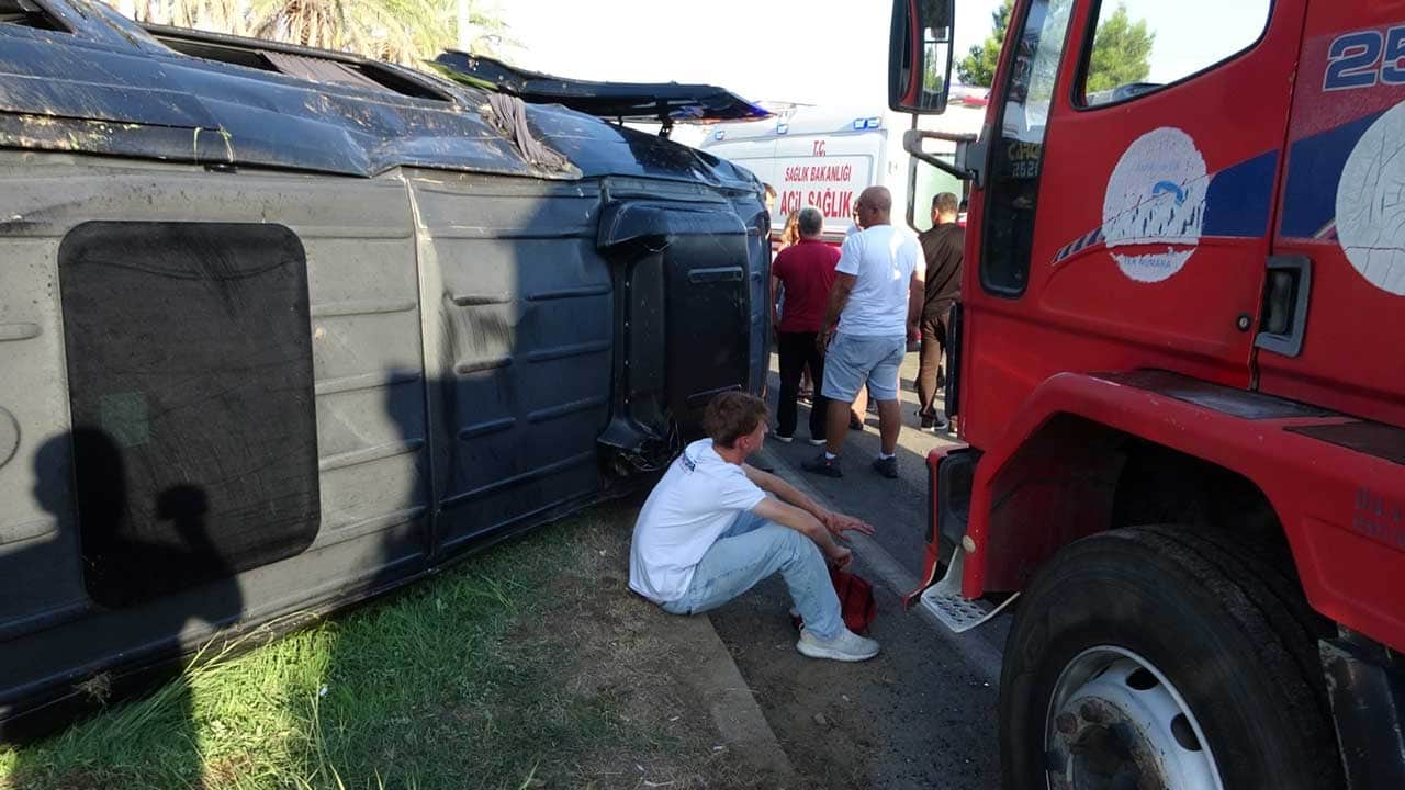 Foto - Antalya'da dehşet anları! Tur minibüsü, otomobil ve kamyonetin karıştığı zincirleme kazada 15 kişi yaralandı!