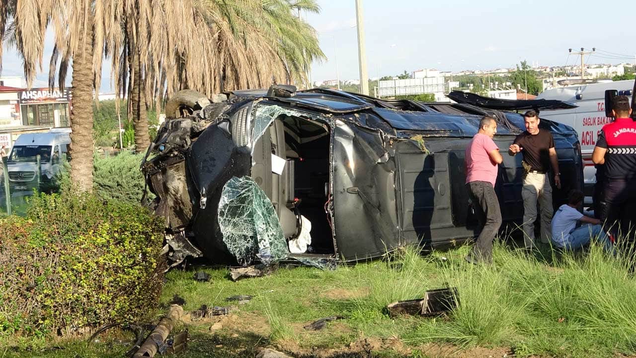 Foto - Antalya'da dehşet anları! Tur minibüsü, otomobil ve kamyonetin karıştığı zincirleme kazada 15 kişi yaralandı!
