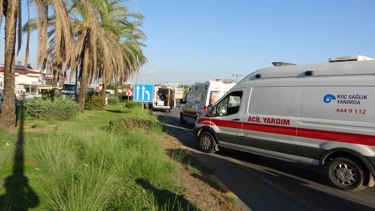 Foto - Antalya'da dehşet anları! Tur minibüsü, otomobil ve kamyonetin karıştığı zincirleme kazada 15 kişi yaralandı!