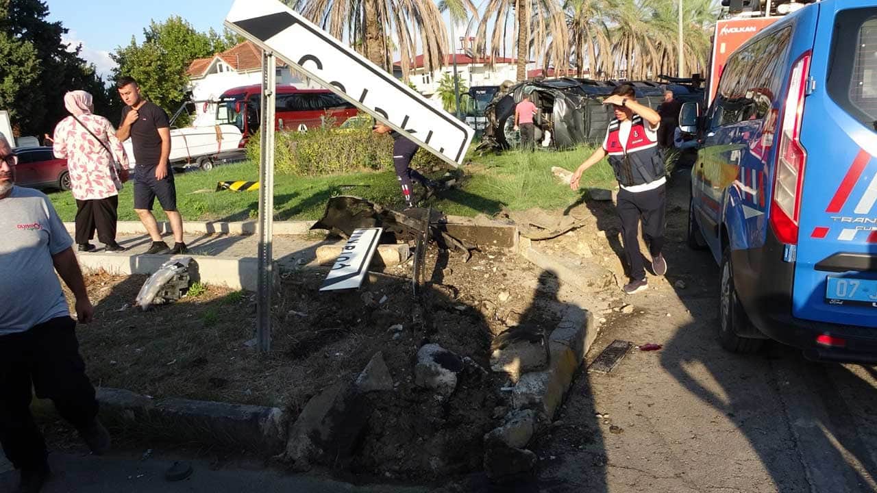 Antalya'da dehşet anları! Tur minibüsü, otomobil ve kamyonetin karıştığı zincirleme kazada 15 kişi yaralandı!