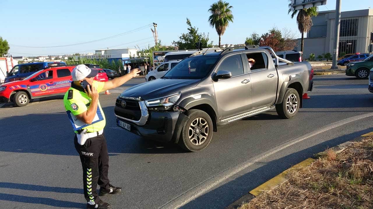 Foto - Antalya'da dehşet anları! Tur minibüsü, otomobil ve kamyonetin karıştığı zincirleme kazada 15 kişi yaralandı!