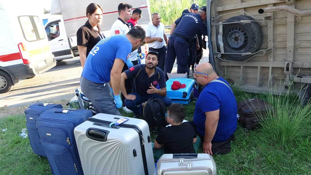 Foto - Antalya'da dehşet anları! Tur minibüsü, otomobil ve kamyonetin karıştığı zincirleme kazada 15 kişi yaralandı!