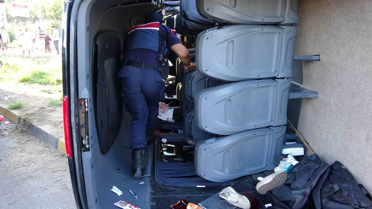 Foto - Antalya'da dehşet anları! Tur minibüsü, otomobil ve kamyonetin karıştığı zincirleme kazada 15 kişi yaralandı!