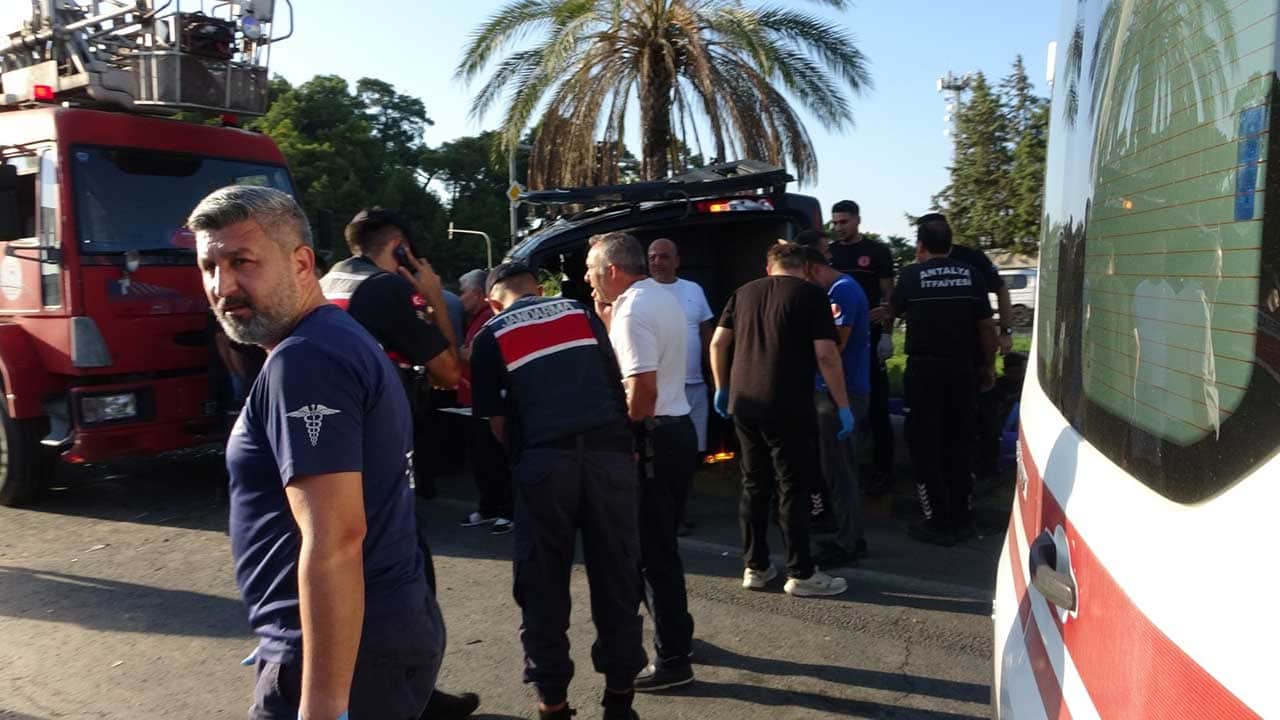 Foto - Antalya'da dehşet anları! Tur minibüsü, otomobil ve kamyonetin karıştığı zincirleme kazada 15 kişi yaralandı!