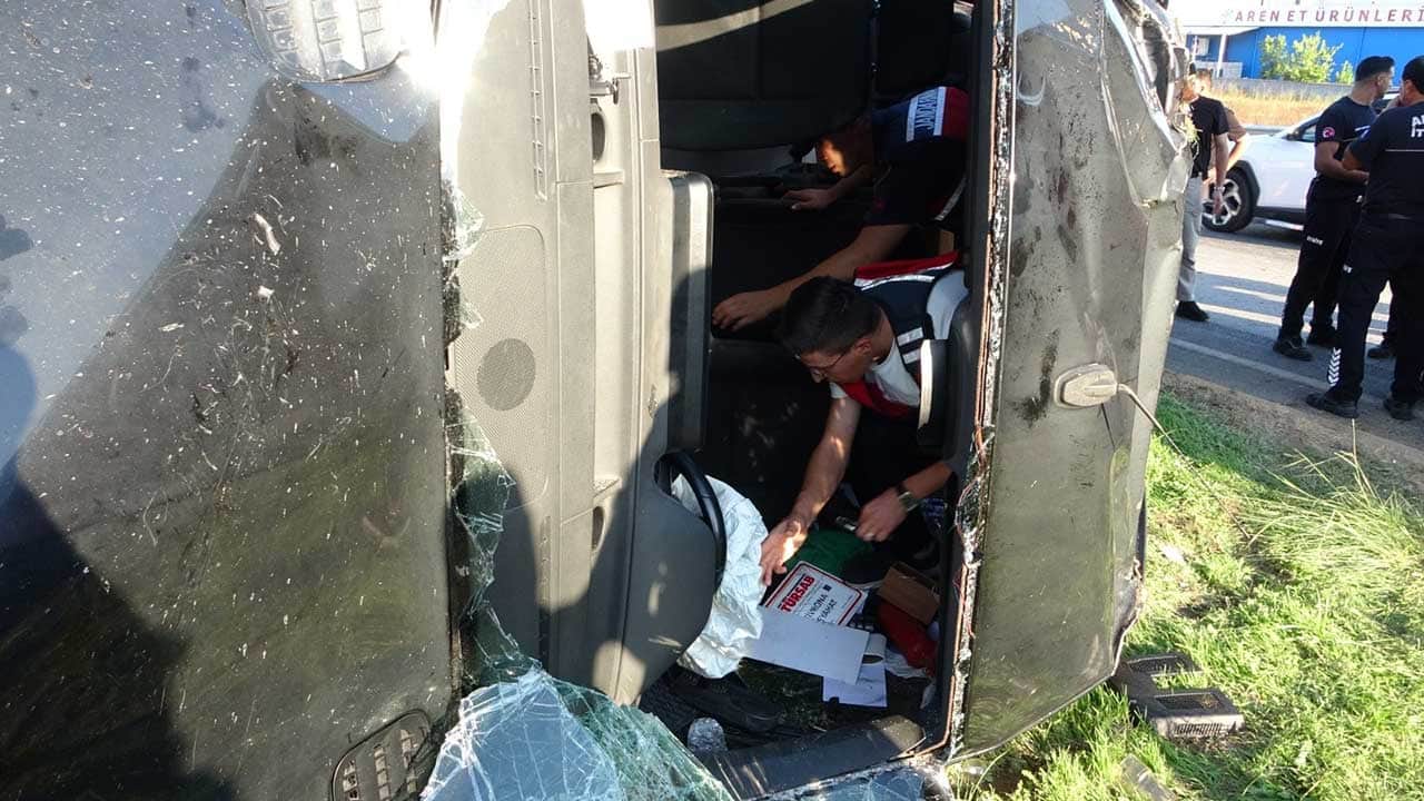 Foto - Antalya'da dehşet anları! Tur minibüsü, otomobil ve kamyonetin karıştığı zincirleme kazada 15 kişi yaralandı!