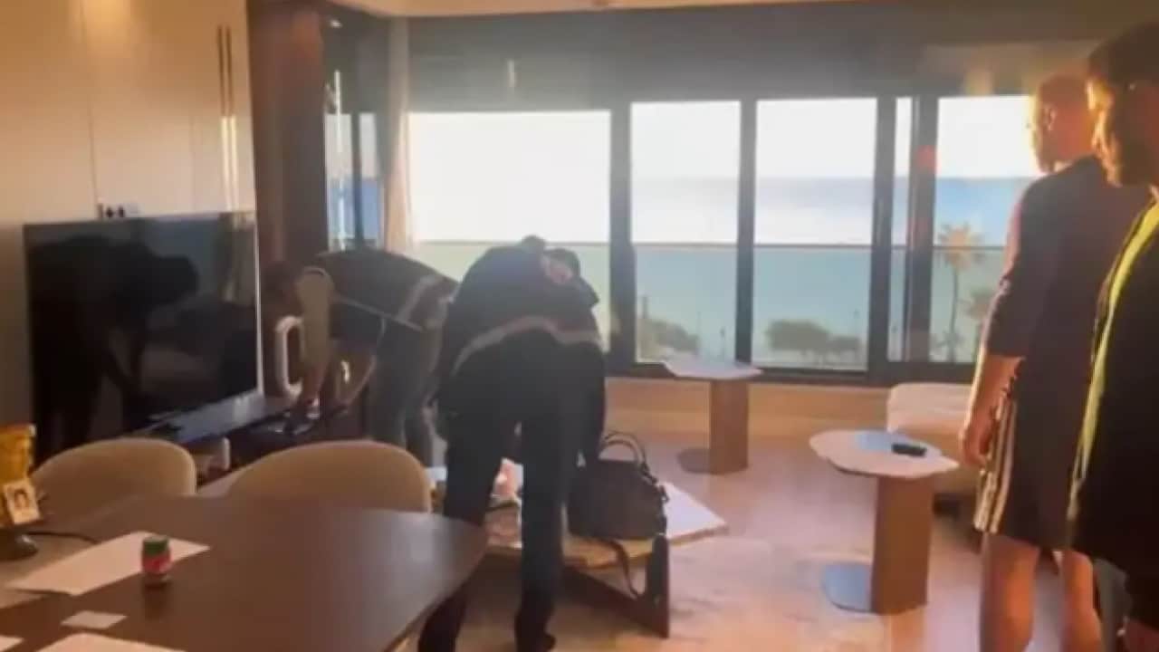 Antalya'da fuhuş ve uyuşturucu baskını! Muhittin Böcek ve oğlu şüpheli!