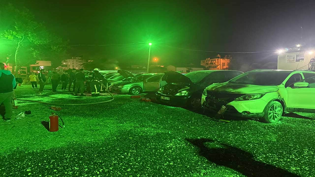 Foto - Antalya'da kan donduran sabotaj! Galerideki araçları gözünü kırpmadan benzinle ateşe verdi