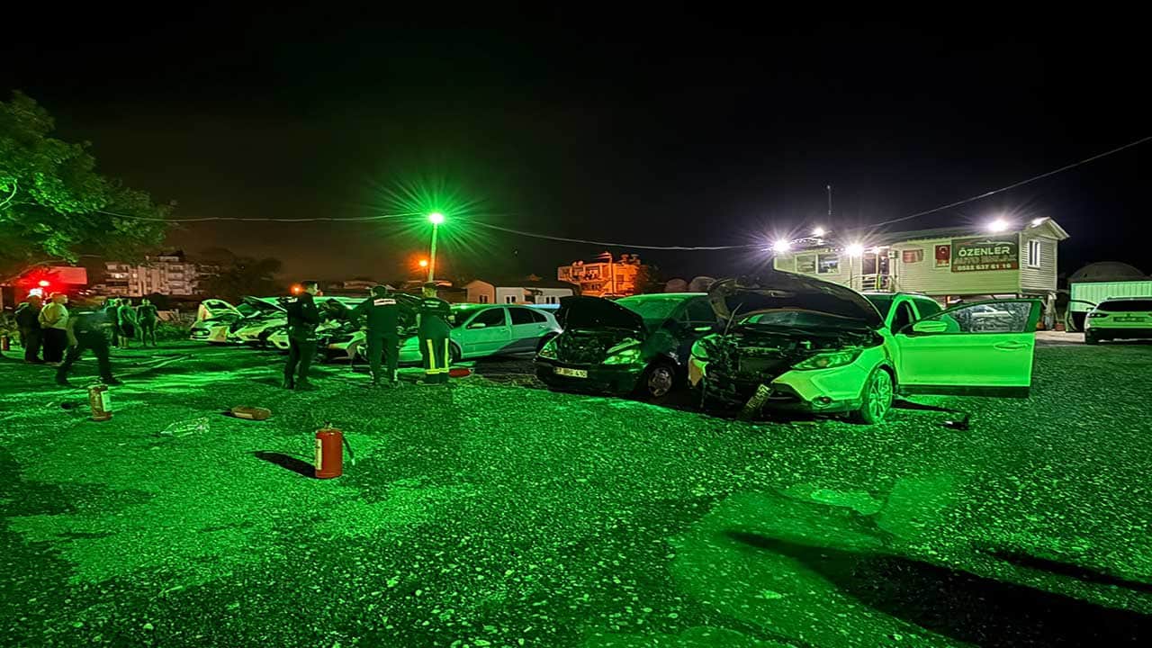 Foto - Antalya'da kan donduran sabotaj! Galerideki araçları gözünü kırpmadan benzinle ateşe verdi