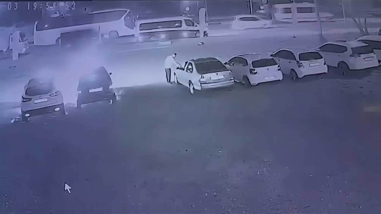 Foto - Antalya'da kan donduran sabotaj! Galerideki araçları gözünü kırpmadan benzinle ateşe verdi