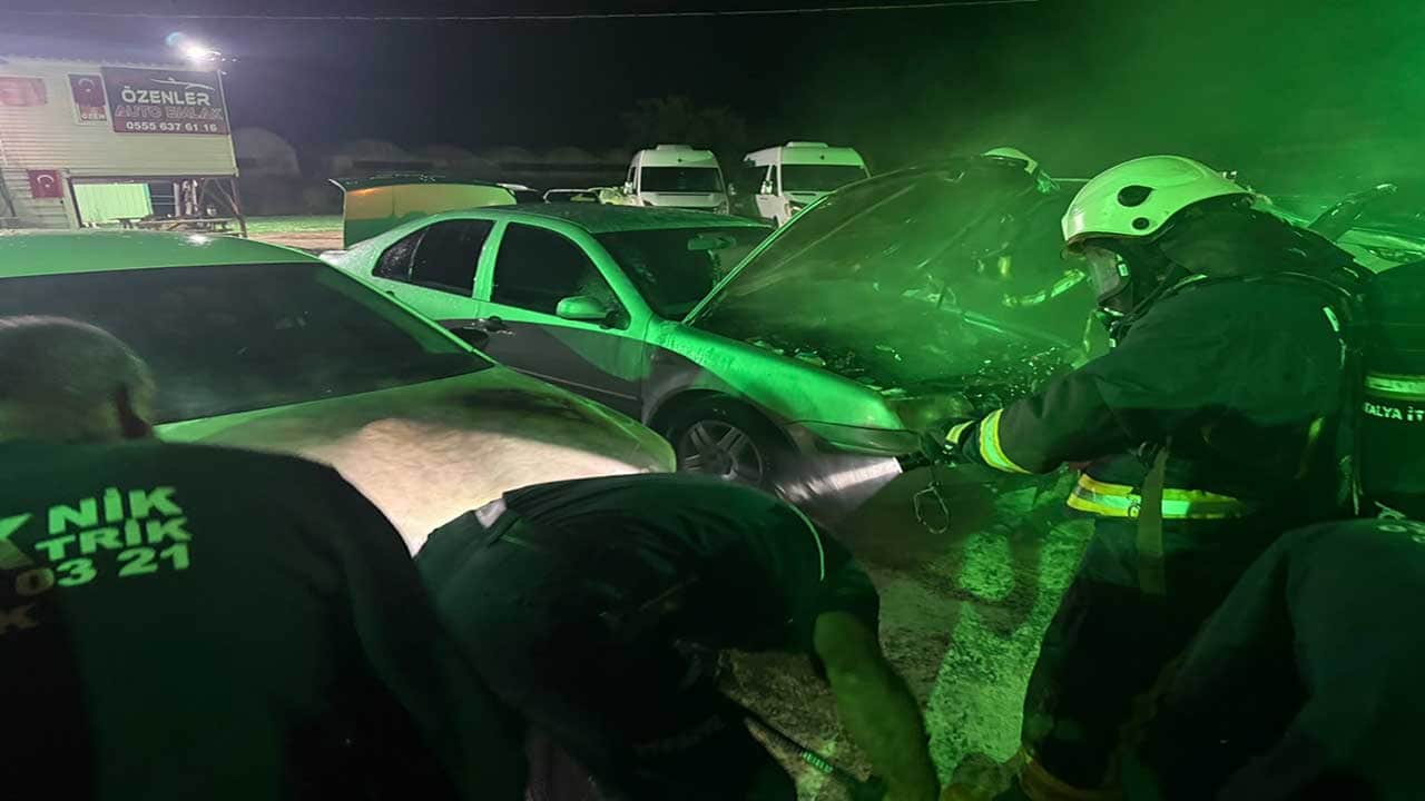 Foto - Antalya'da kan donduran sabotaj! Galerideki araçları gözünü kırpmadan benzinle ateşe verdi