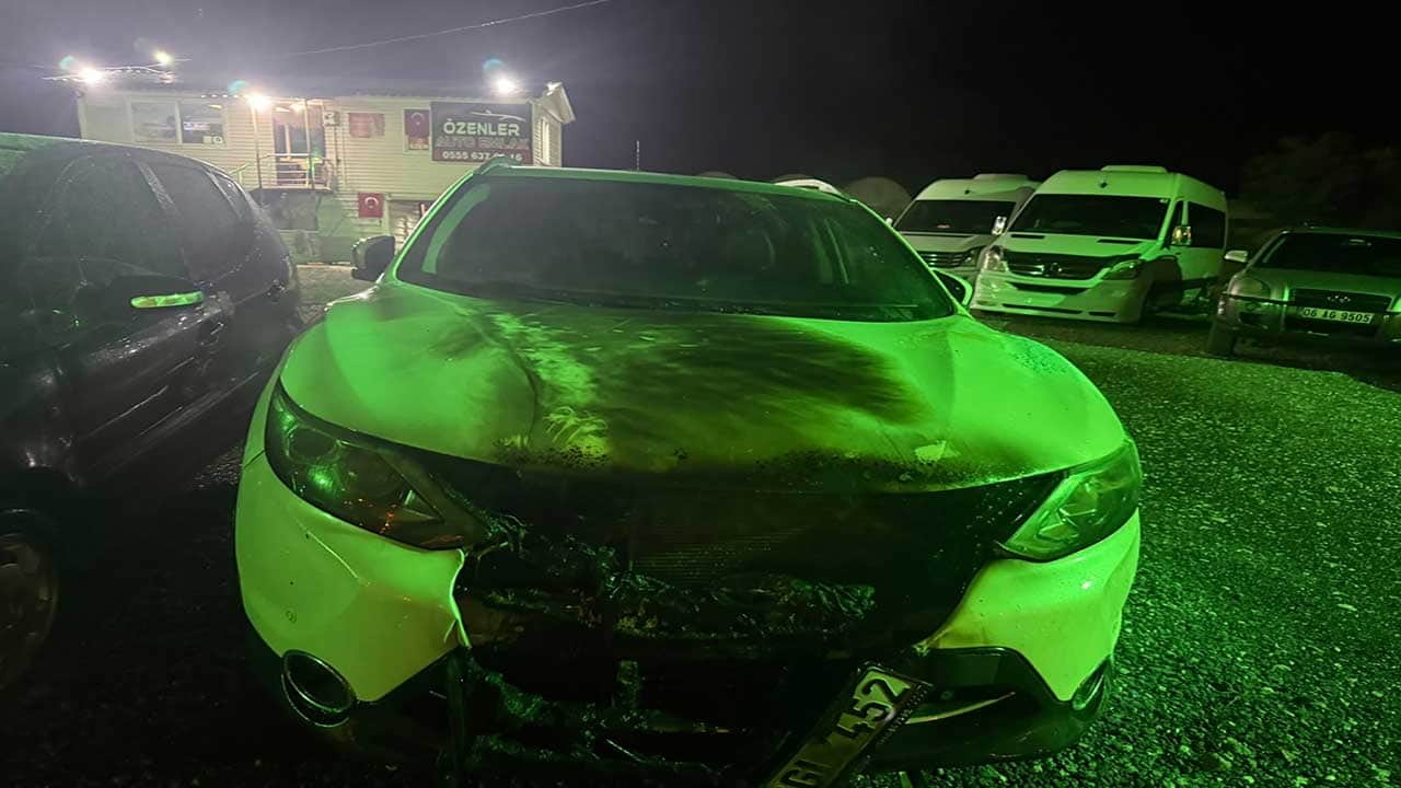 Foto - Antalya'da kan donduran sabotaj! Galerideki araçları gözünü kırpmadan benzinle ateşe verdi